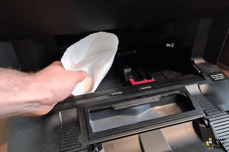 Лоток для салфетки Roborock S7 Pro Ultra Station очищается с помощью тряпки